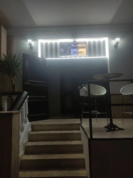 Black & White Pub - Karaoke - Bar en Tomelloso - foto 2