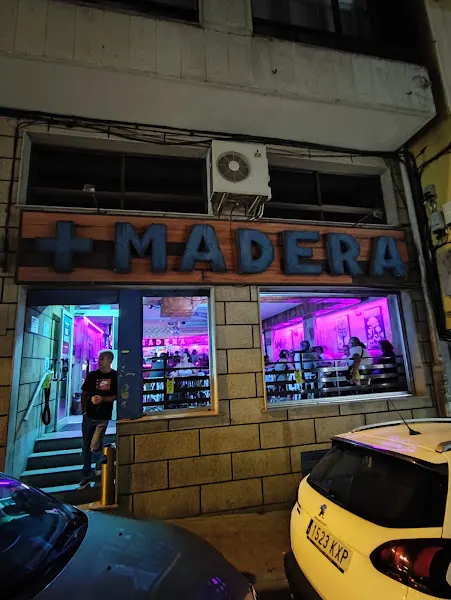 + Madera - Pub en Cangas - foto 2