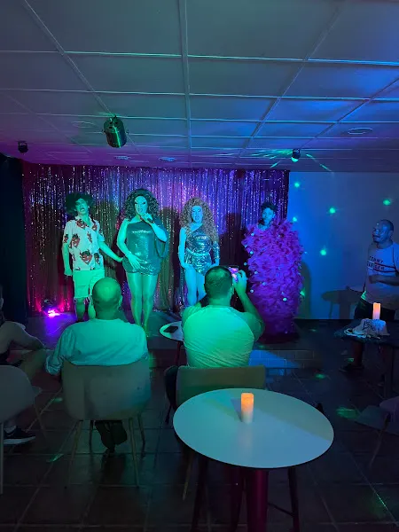 BURGUER QUEEN LIVE - Club nocturno en Calafell - foto 2