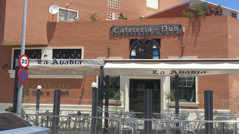 Cafetería Pub La Abadía - Bar en Almería - foto 2