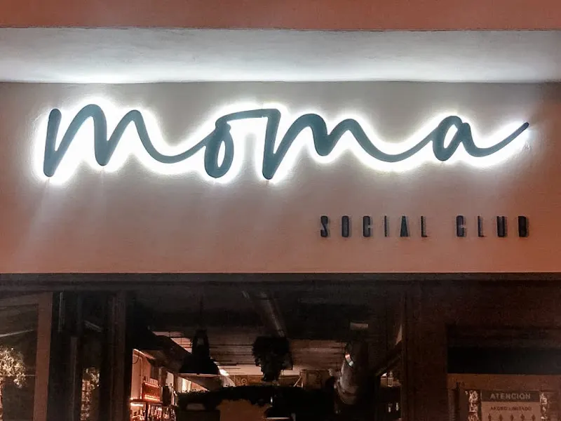 Moma Social Club - Bar con música en directo en Fuengirola
