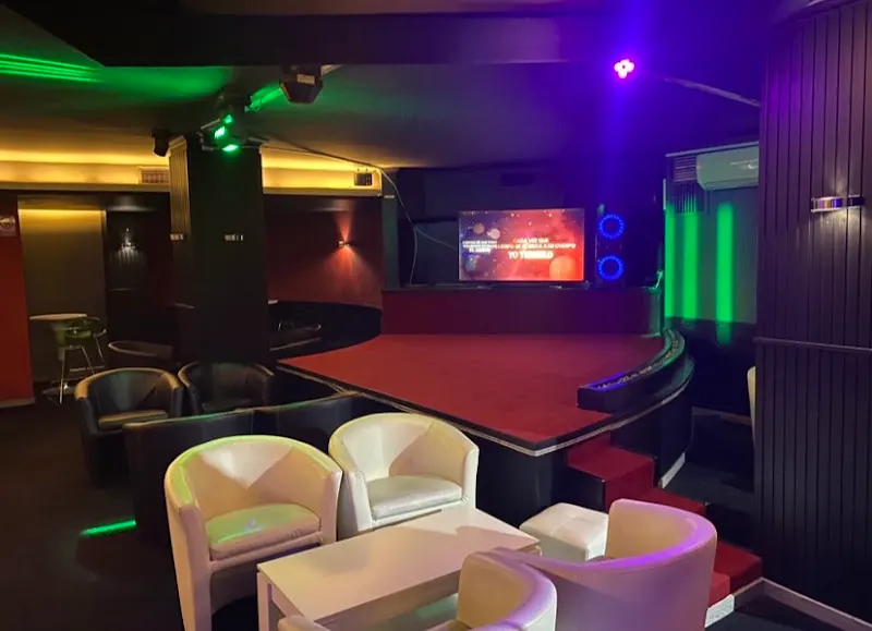 DIFFERENT LOUNGE